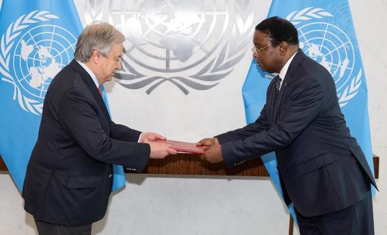 坦桑尼亚联合共和国常驻联合国代表侯赛因·阿图曼·卡坦加（右）向联合国秘书长安东尼奥·古特雷斯递交国书。